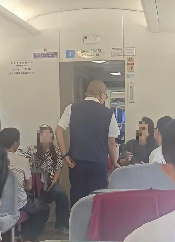 富旺配资 女乘客带孩子欲在餐车吃泡面被拒？中国铁路客服：餐车是盈利性场所，只在供餐时开放